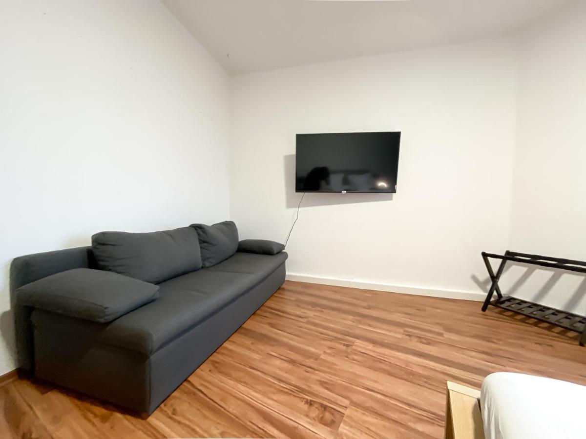 Apartment Komfortables Nah An Porsche&flughafen - Schreibtisch, Sehr Schnelles Internet&queensize-bett