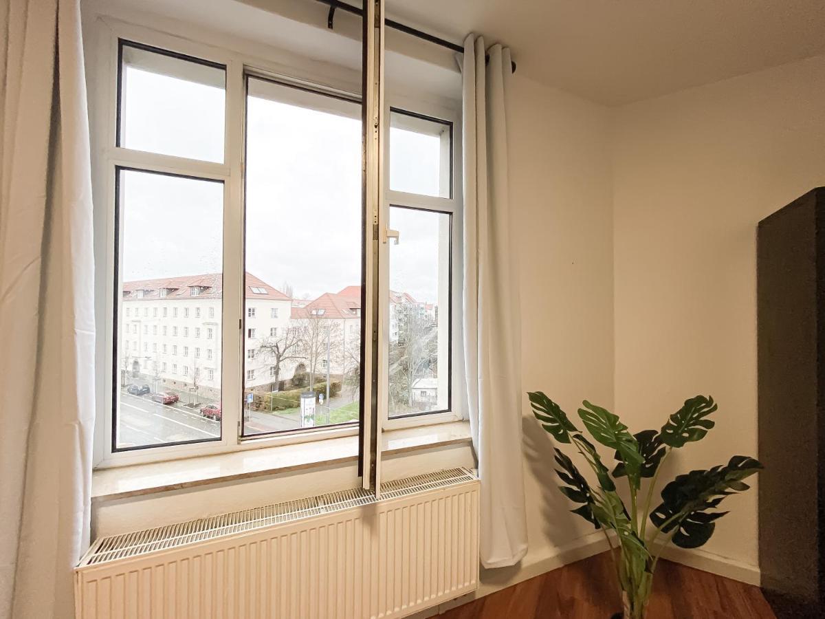 Komfortables Nah An Porsche&flughafen - Schreibtisch, Sehr Schnelles Internet&queensize-bett *