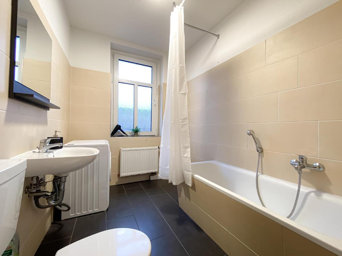 Apartment Komfortables Nah An Porsche&flughafen - Schreibtisch, Sehr Schnelles Internet&queensize-bett *